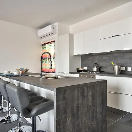 First Class Chezli By G&g Apartman Birżebbuġa