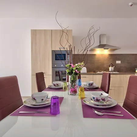 First Class Chezli By G&g Apartman